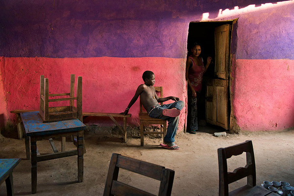 Juxtapoz Magazine - Steve McCurry's Oltre Lo Sguardo” @ Villa Reale di  Monza, Italy