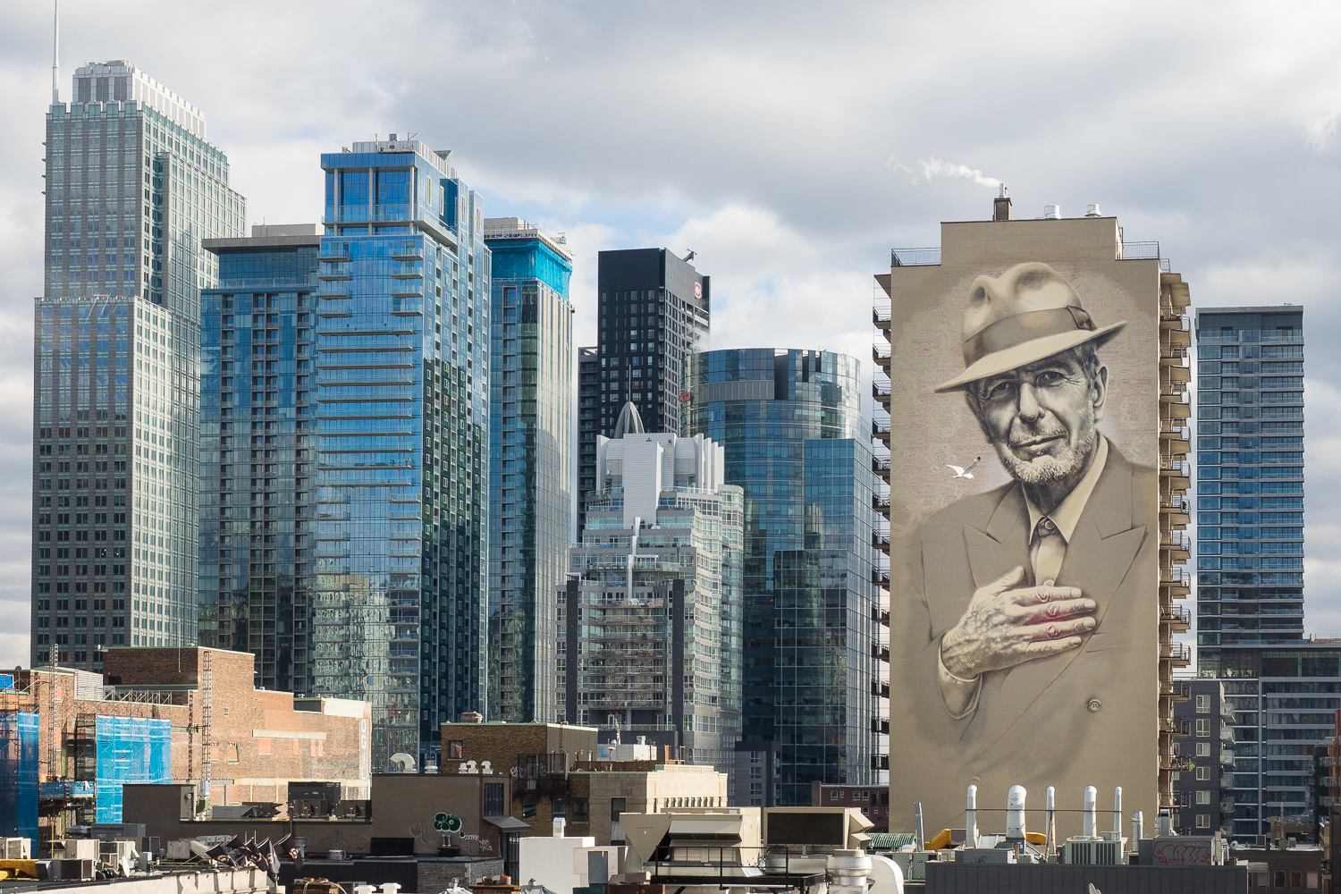 L'imposante murale de Leonard Cohen est maintenant illuminée la nuit au  centre-ville